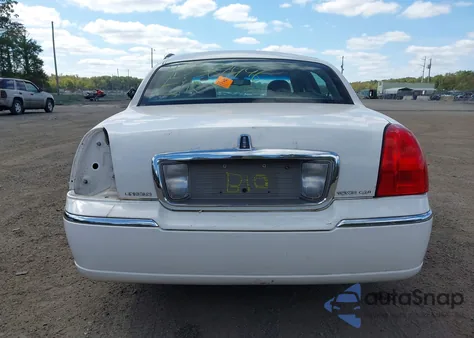 2009 Lincoln Town Car Signature Limited from USA, damaged, VIN 2LNHM82V09X633512